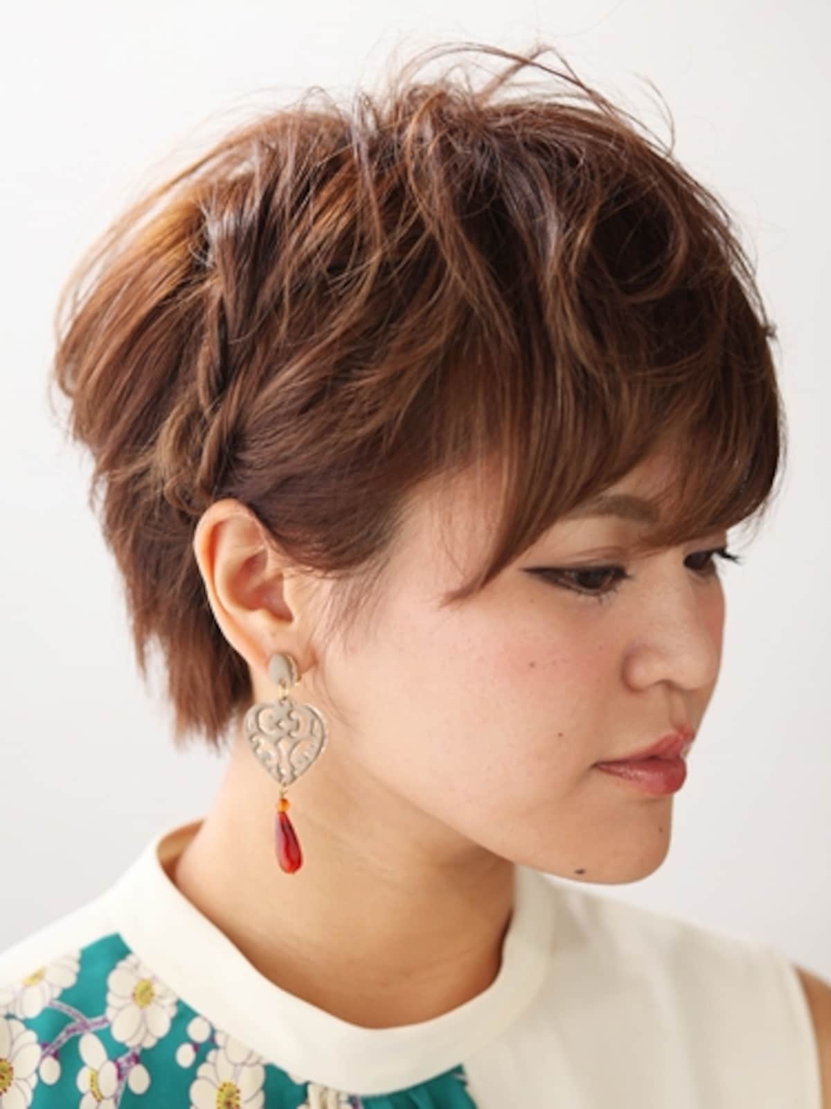 揺れるタイプのイヤリングを合わせて印象的に