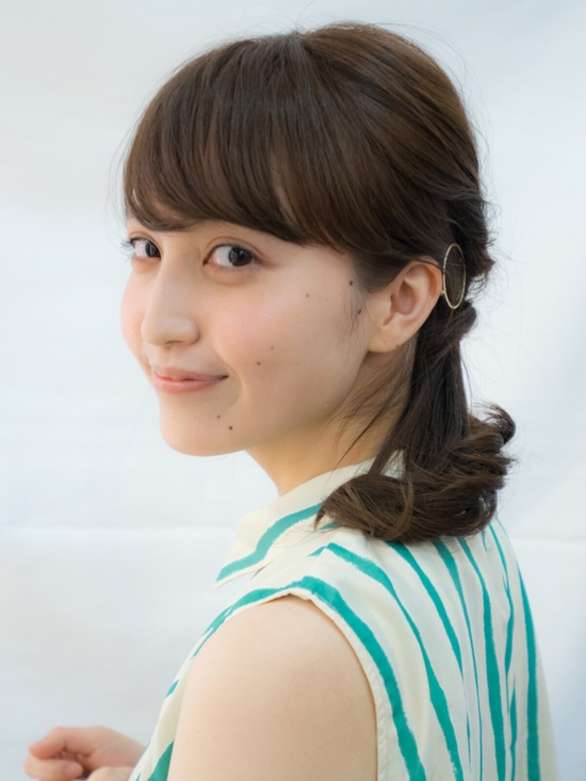 「フレームピン」を使った大人のミディアムアレンジ