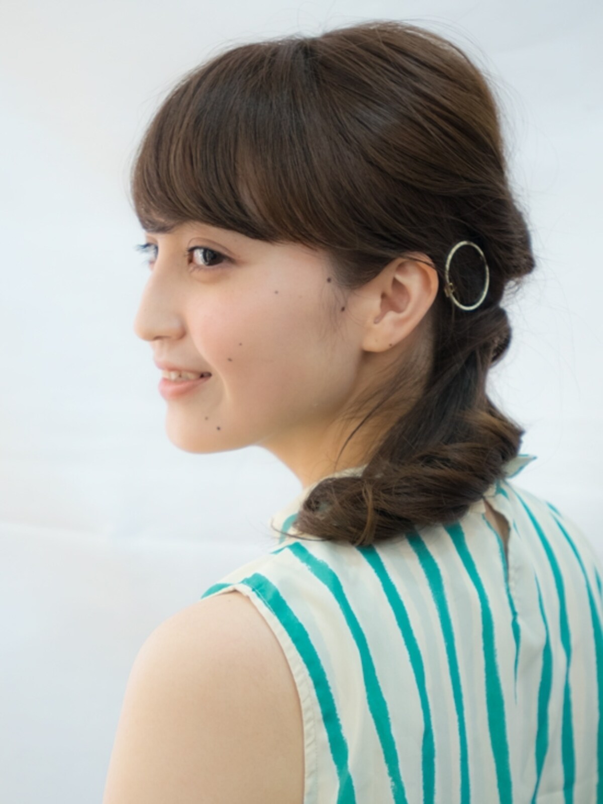 「フレームピン」を使った大人のミディアムアレンジ