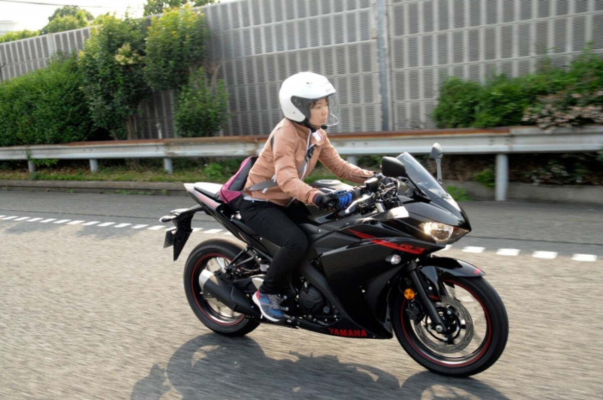 イベントでYZF-R3に試乗する菊地さん。ちなみに普段乗っている愛車はSR400だそう