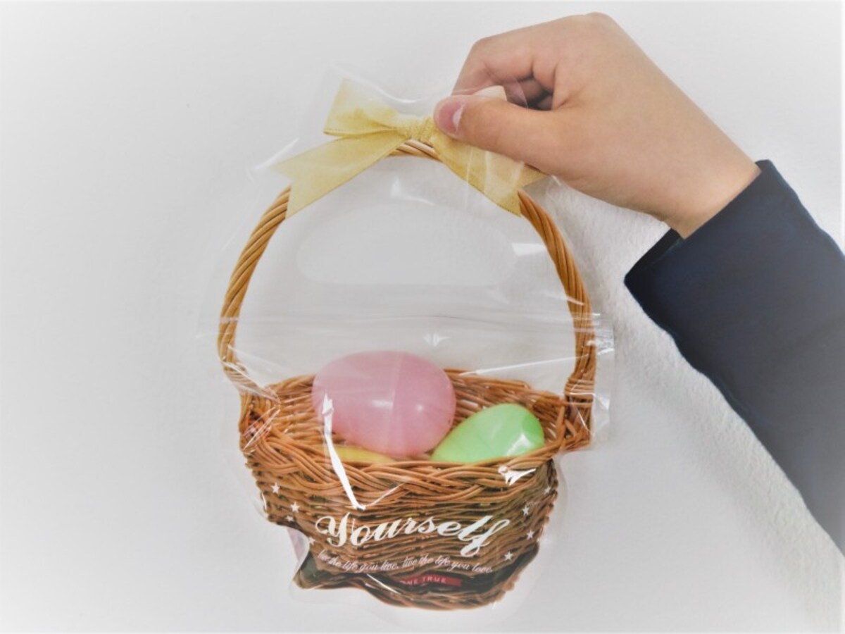 イースターエッグやイースターデザインのお菓子を入れてプレゼント。