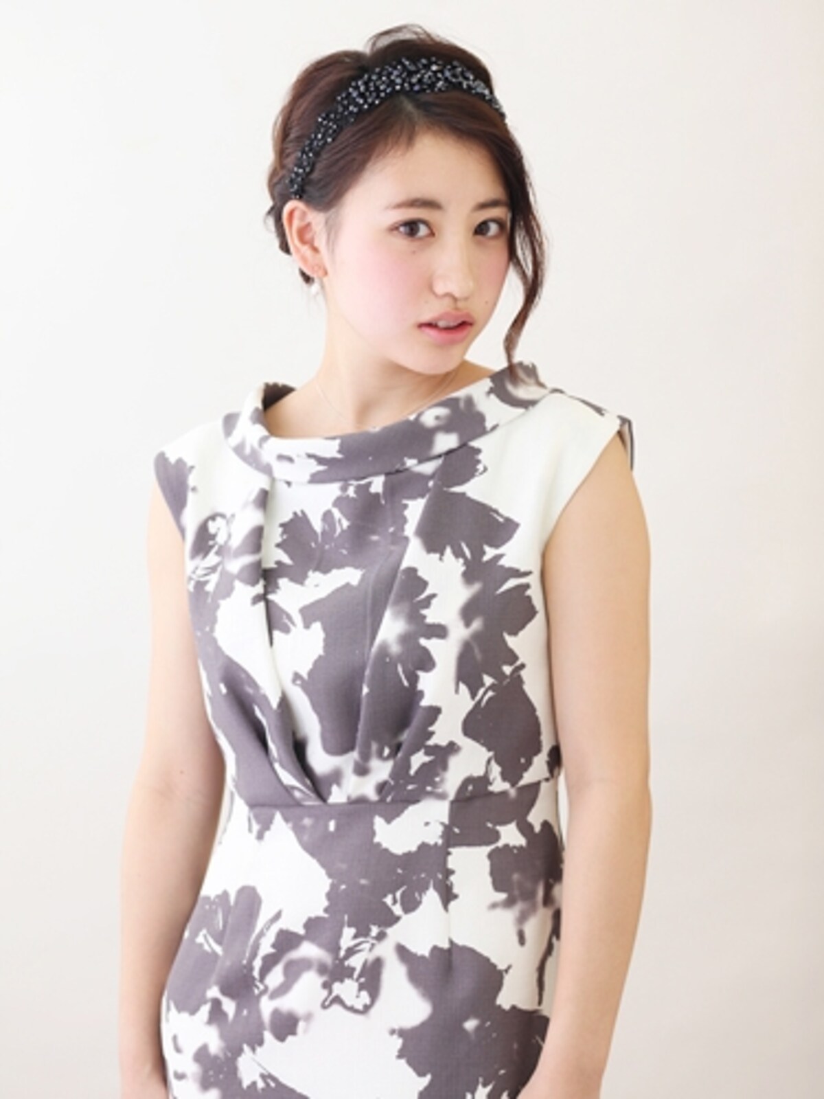 シックな白×グレーのワンピース