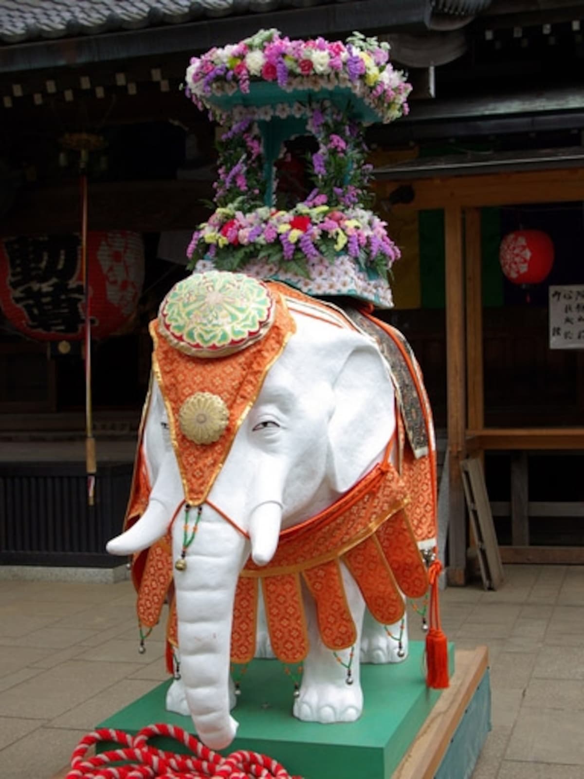 灌仏会・花祭り　白い象