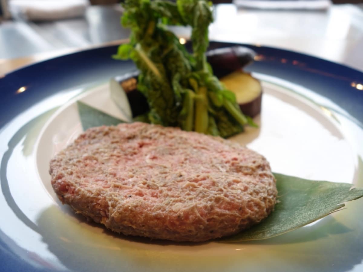 鉄板で焼く前のハンバーグと旬野菜