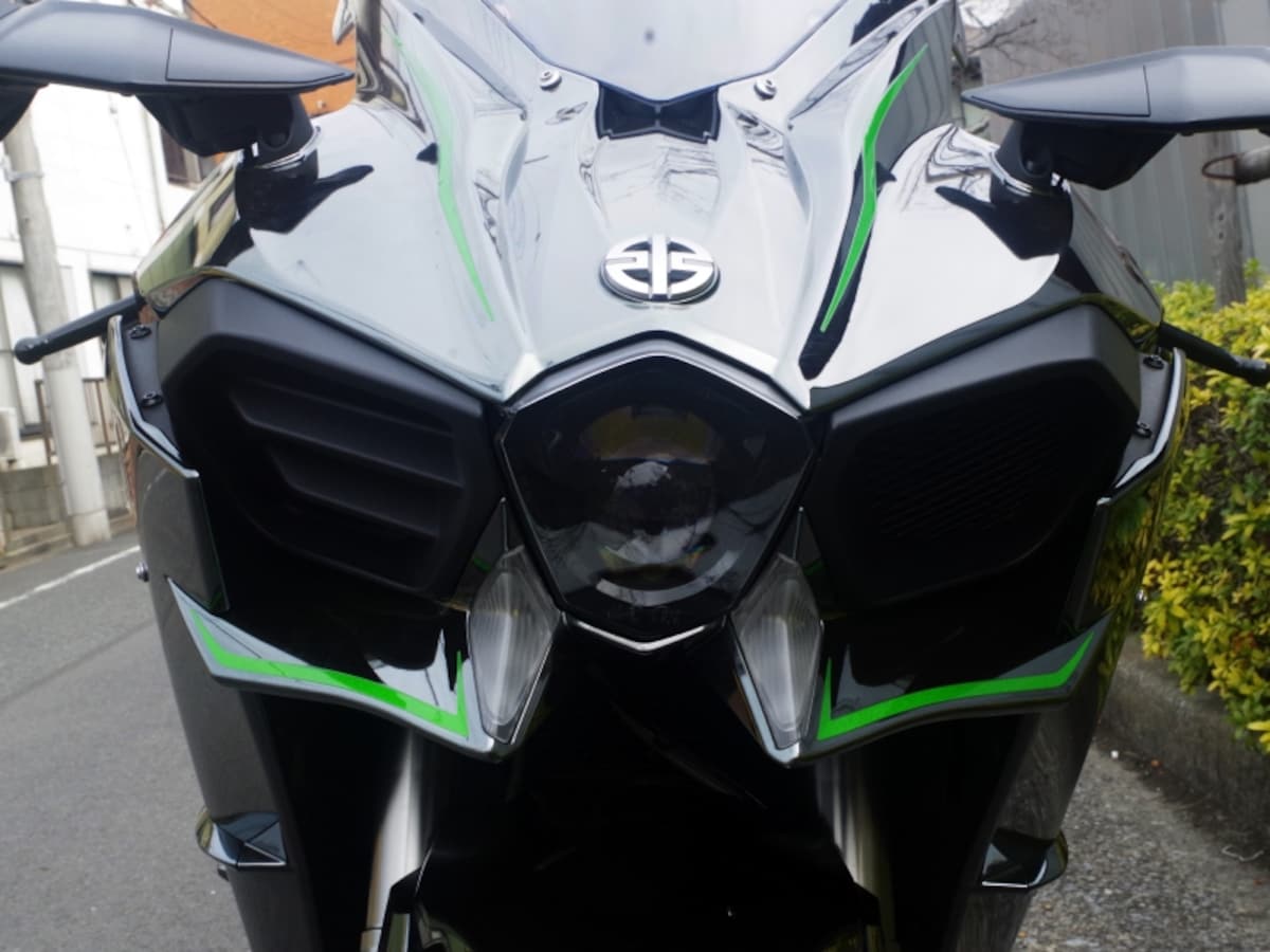 Ninja H2 正面から見てもなんだか禍々しい