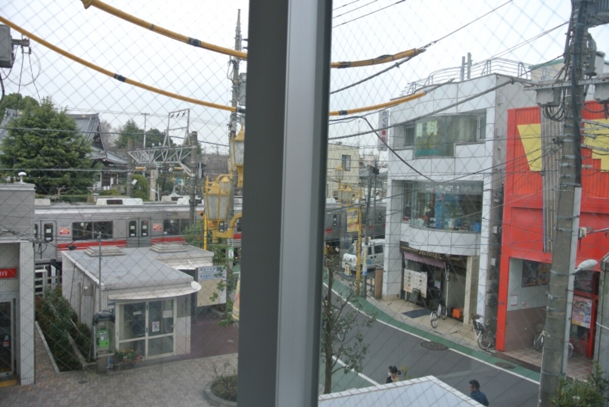 2階ラウンジから見た駅方面