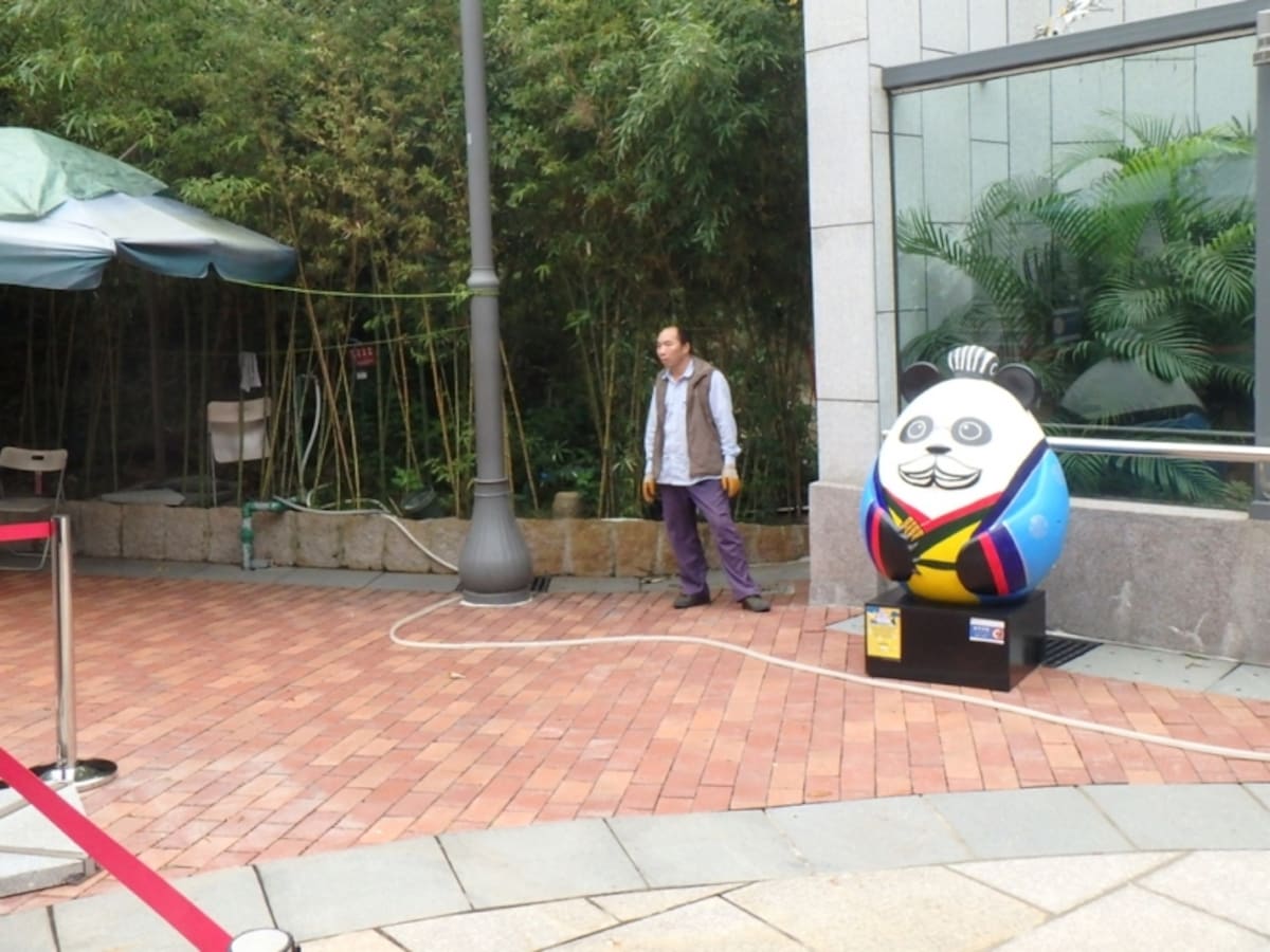「お客さんを珍しそうに見るパンダ館の従業員」