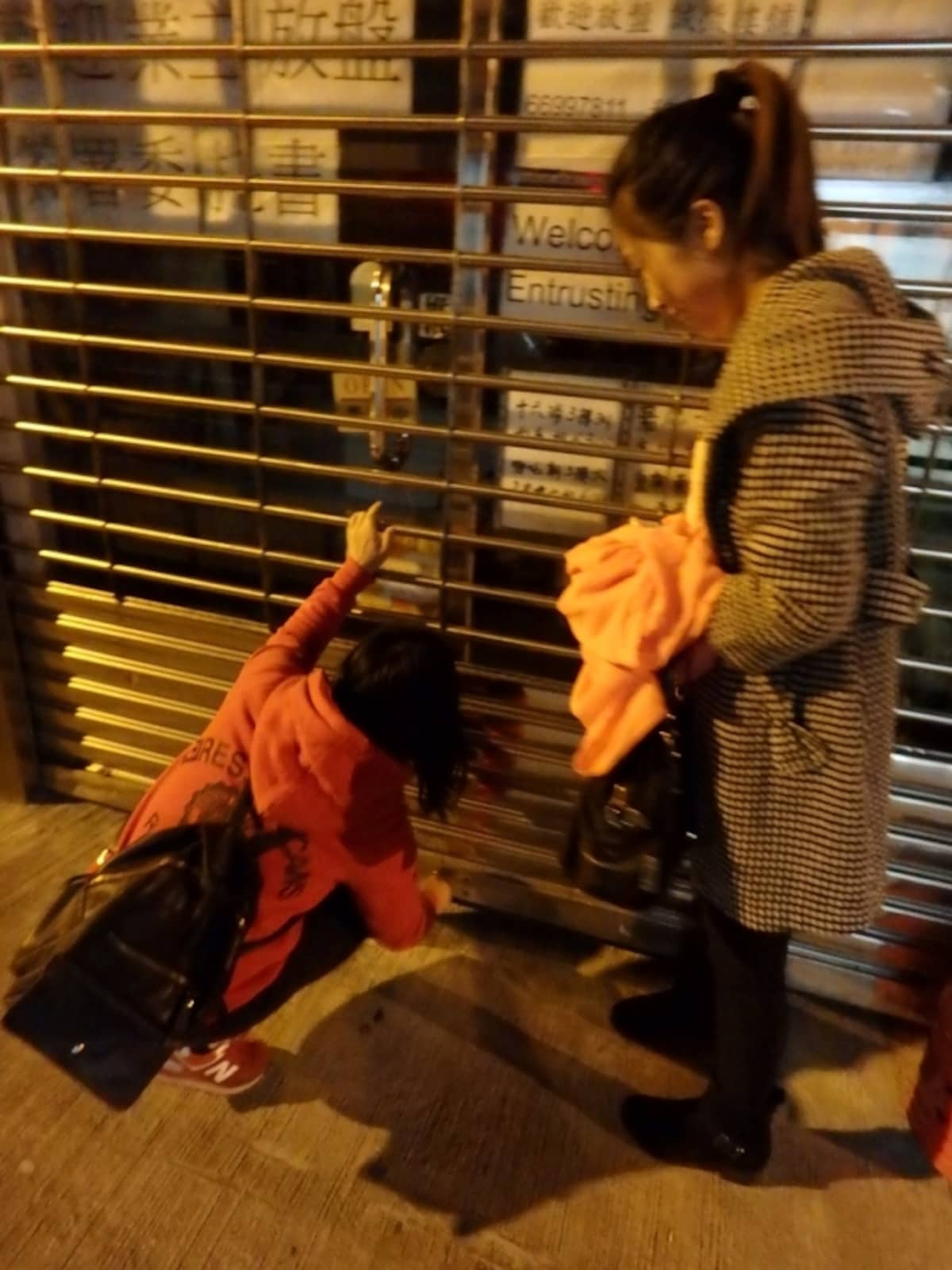 シャッターが開かない女性
