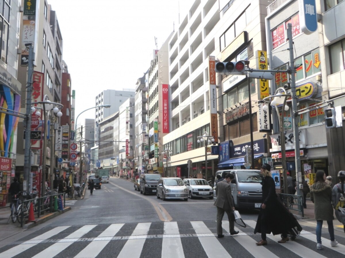早稲田通りの山手線外側へ向かう側