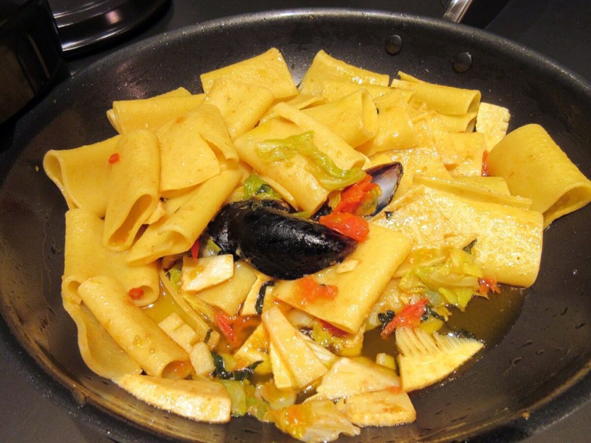 本場ナポリの定番パスタ パッケリ 旬の魚介と野菜のソース