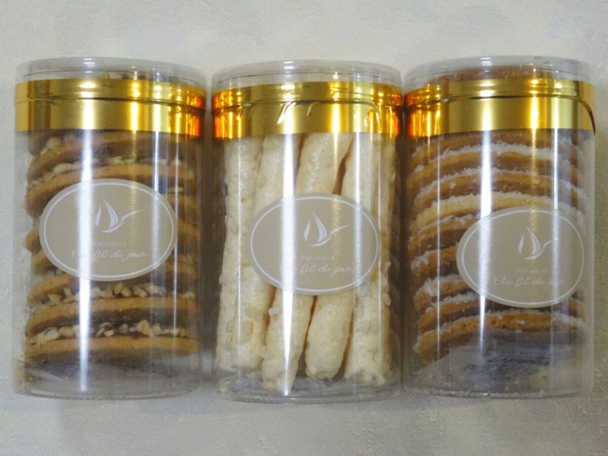 「パティスリー オー フィル ドゥ ジュール」の焼き菓子。中央：「ムラング オ ザマンド」（税別350円）、左：「サブレ オ ザマンド」（税別480円）、右：「サブレ ココ」（税別480円）