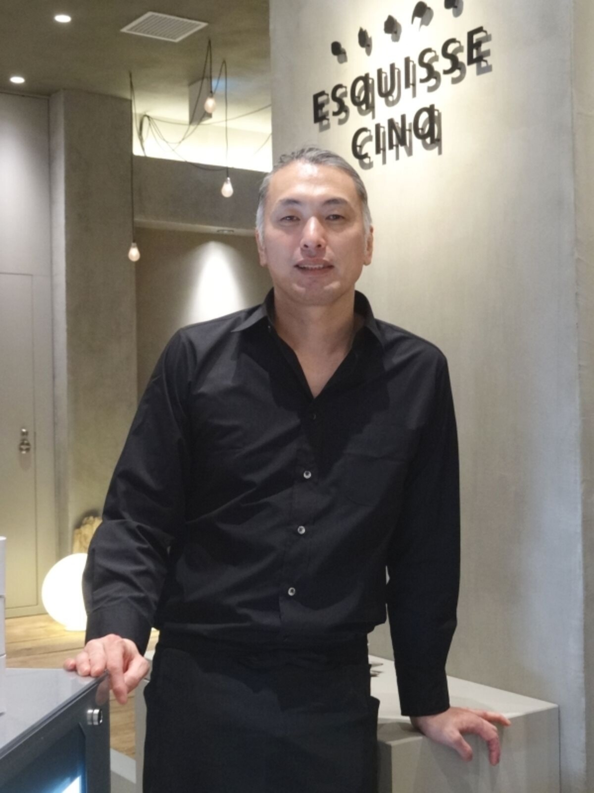 「ESqUISSE CINq(エスキス サンク)」の店名ロゴと成田一世シェフ