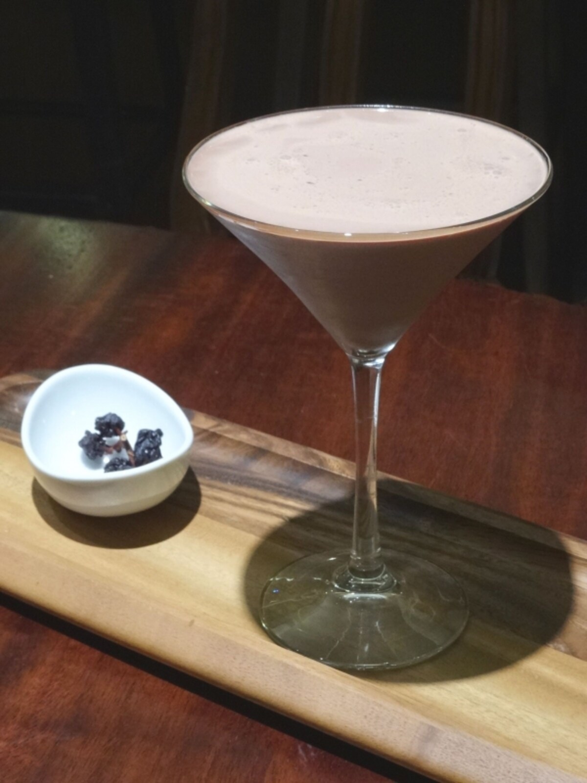 「CACAO MARKET by MARIEBELLE(カカオ マーケット バイ マリベル)」の「チョコレートカクテル」(2種類とも税込1,080円)※こちらは<アズテック コニャック>