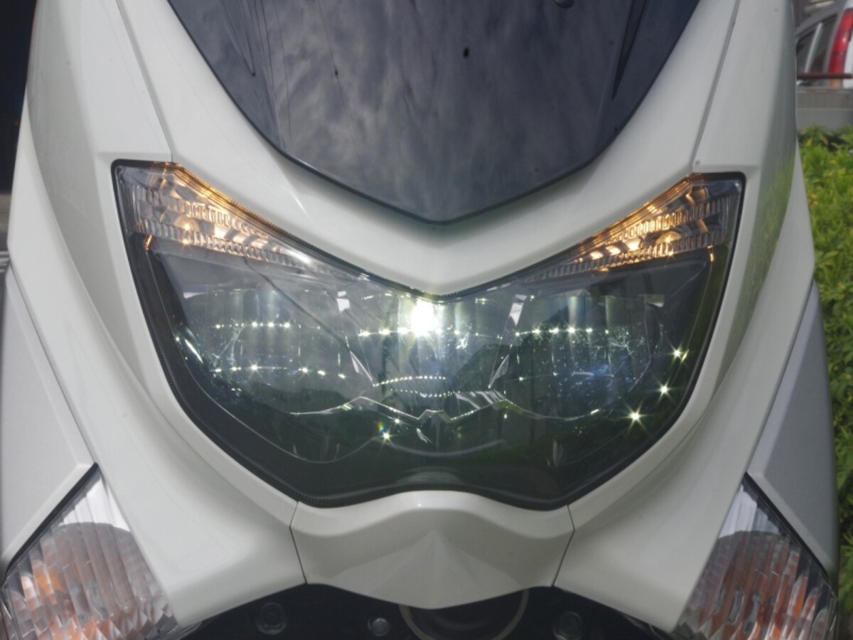 NMAXのLEDヘッドライト　青っぽい光源がカスタムっぽい