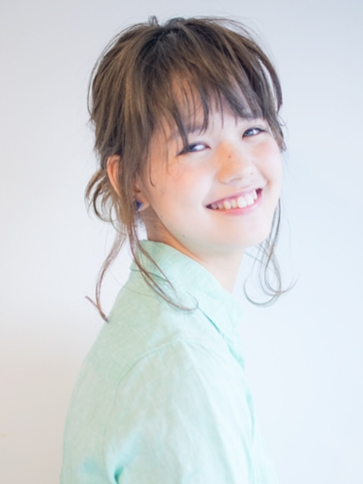 お団子ヘアをゴム2本で！アウトドア向きの簡単ヘアアレンジ