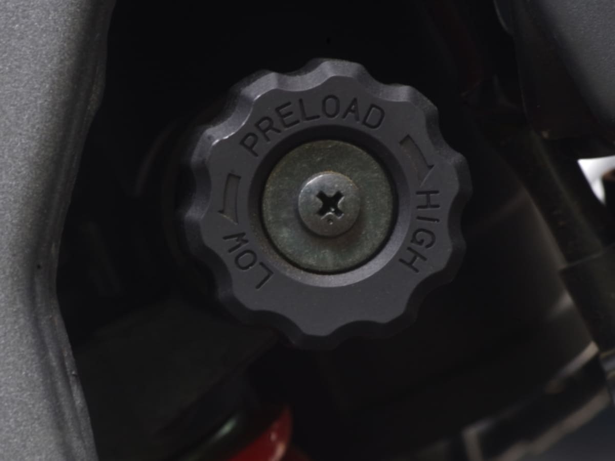 プリロード調整を工具を使わずにできる