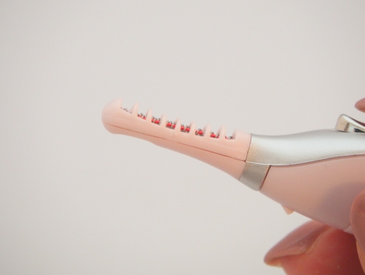 まつ毛を下からゆっくり持ち上げるように使います