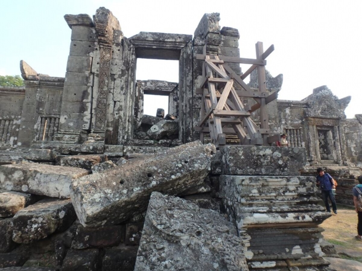 タイ軍の砲撃で破壊されたままのプレア・ヴィヘアの遺跡