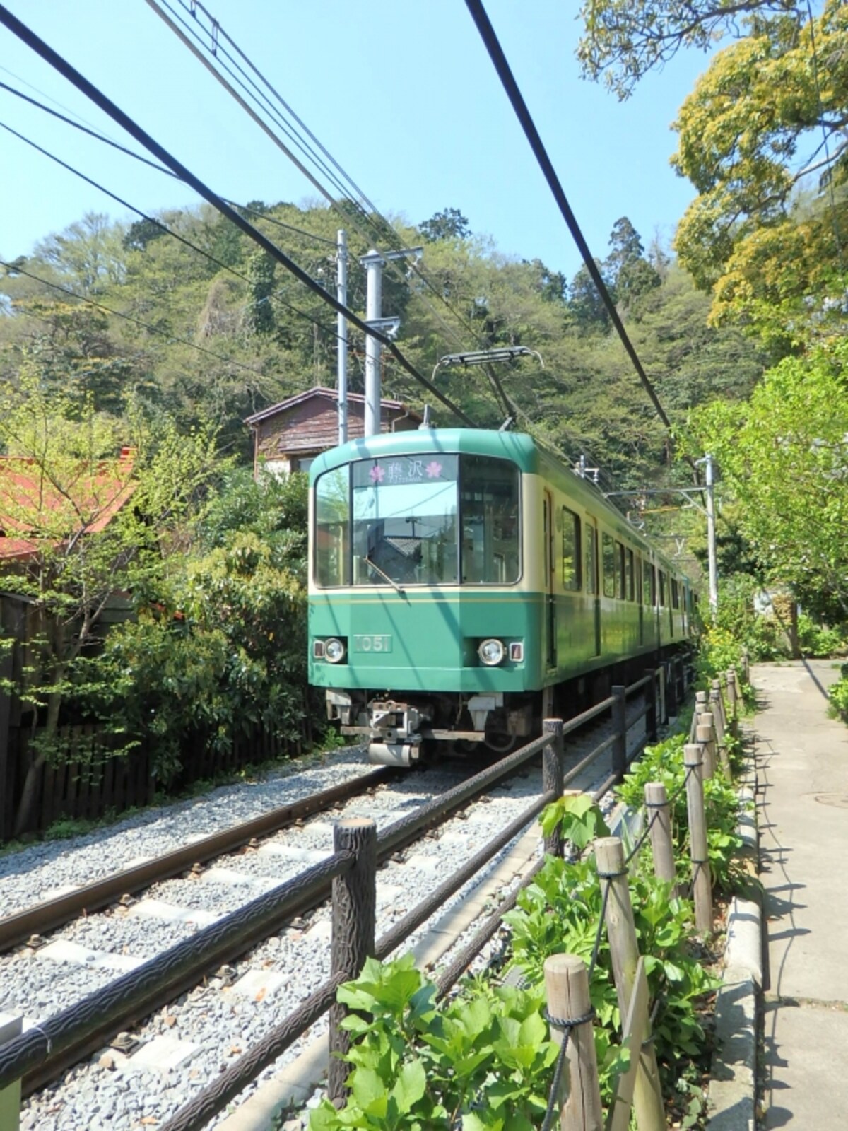 御霊神社の前を走る江ノ電