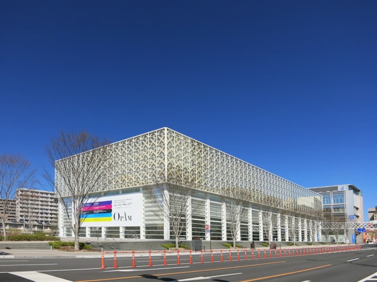 青空に映えると白くマットな大分県立美術館の画像