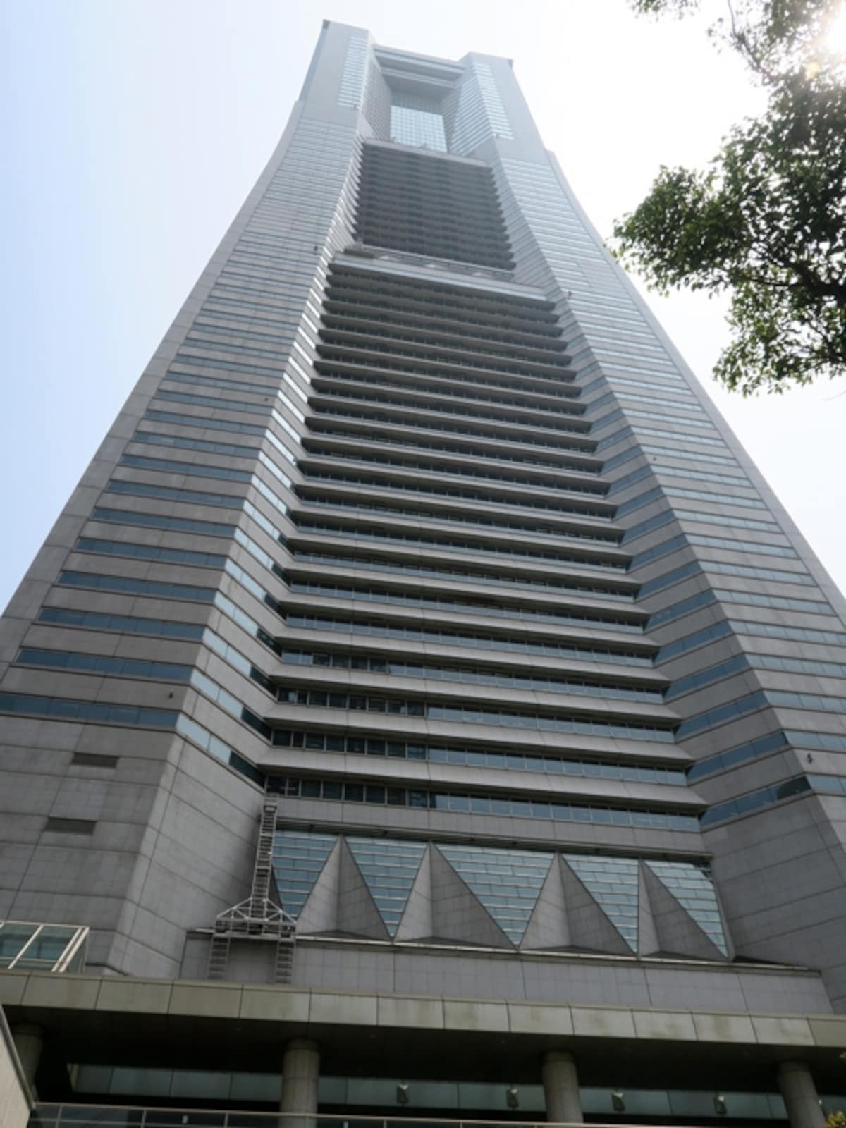 鮫島ホテル本社がある横浜ランドマークタワーの外観はさまざまなシーンで登場(2016年5月2日撮影)