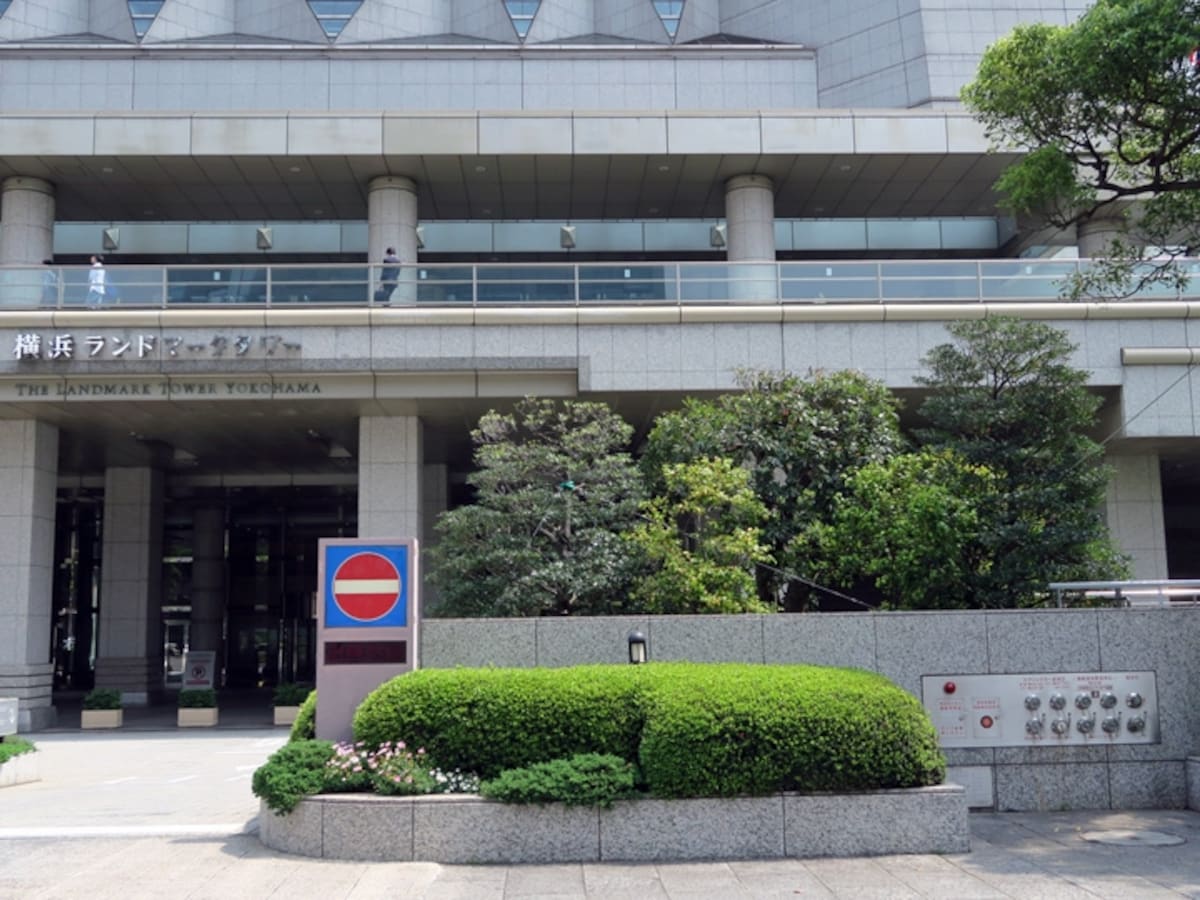鮫島社長が「犬に名前をつけて欲しい」と美咲を引き留めたシーンでは「横浜ランドマークタワー」のネームプレートが背景に(2016年5月2日撮影)