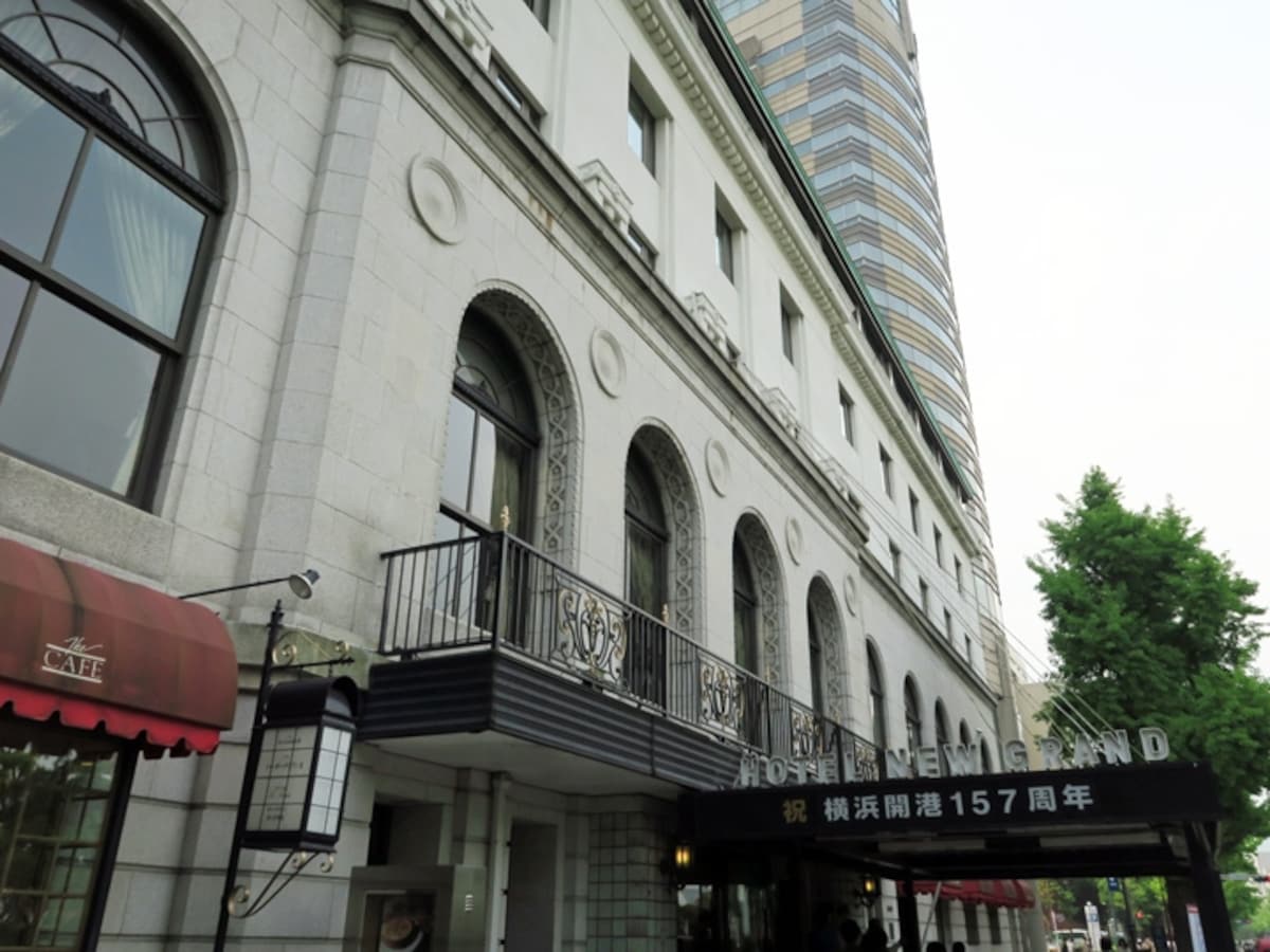 北村一輝さんが演じるライバル社長・和田英雄のステイゴールドホテルのロケ地は、横浜・山下公園前「ホテルニューグランド」(2016年5月2日撮影)
