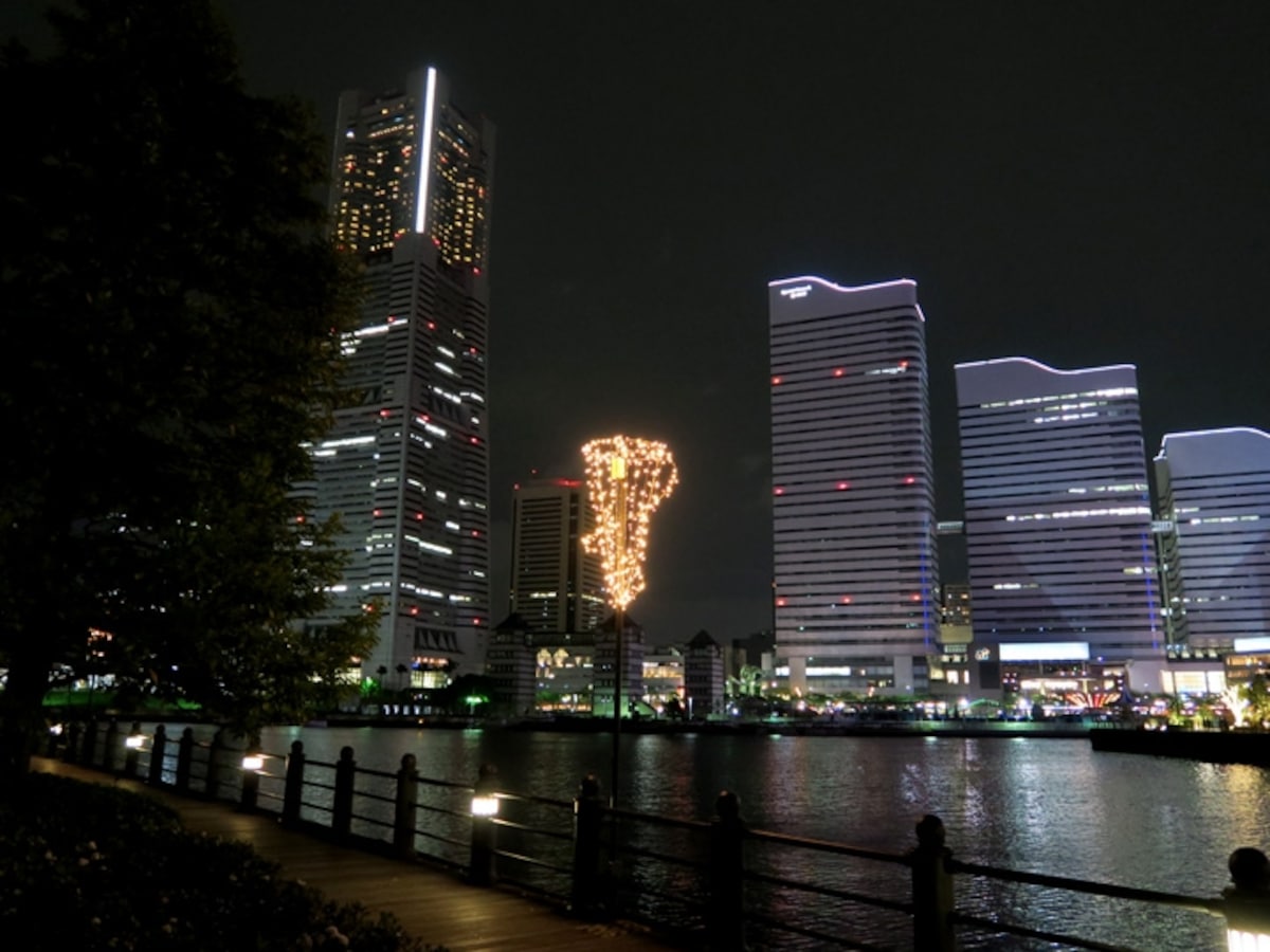 鮫島社長の背中に哀愁が漂っていたシーン。バックにはみなとみらい21のビル群の夜景が(2016年5月3日撮影)