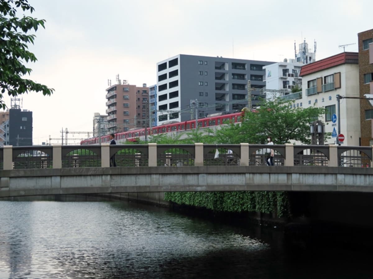 末吉橋の全景。大岡川にかかる橋、春はサクラ並木が美しい(2016年5月2日撮影)