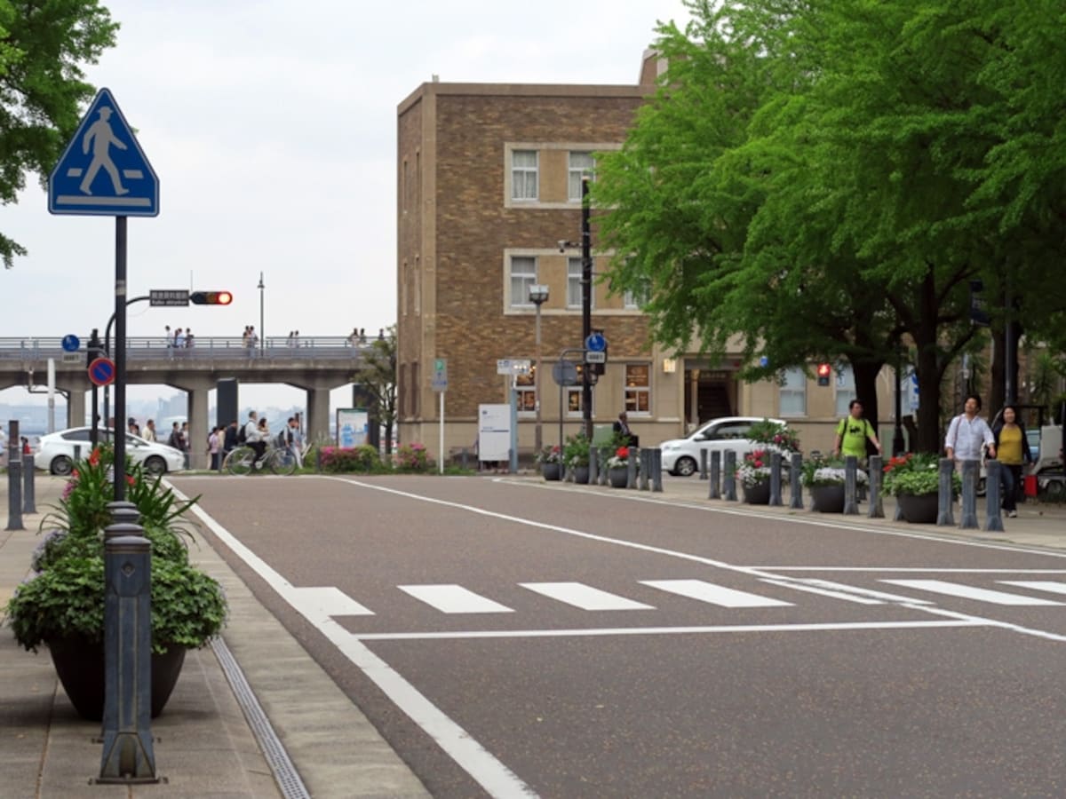 神奈川県庁本庁舎前から象の鼻パーク方面をのぞむ。レトロな街並みの雰囲気が水色のMINIにマッチしていましたね!(2016年5月3日撮影)