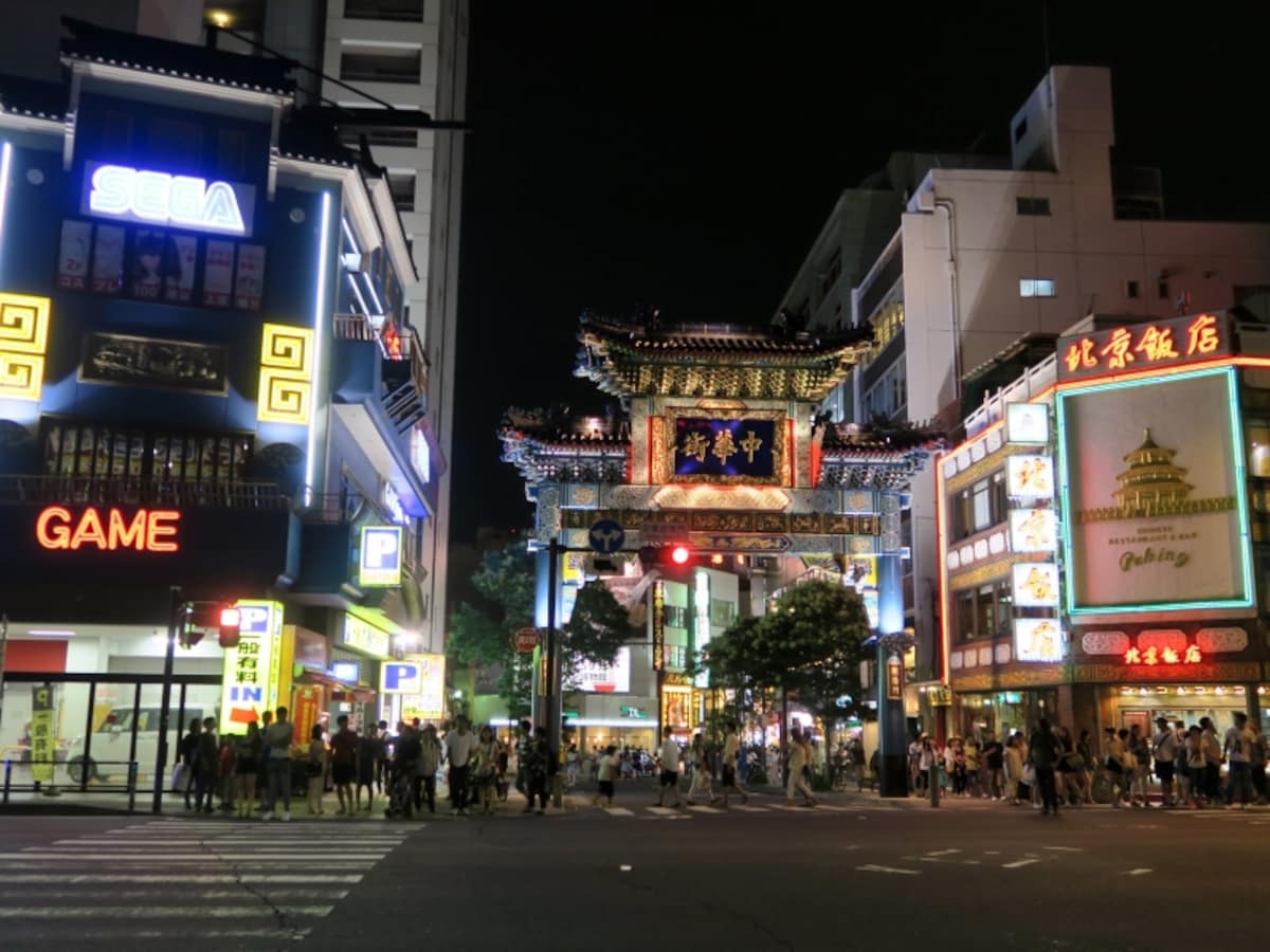 ステイゴールドホテル(ロケ地:ホテルニューグランド)を出た後、美咲を追って「中華街東門」交差点前へ(2016年8月14日撮影)