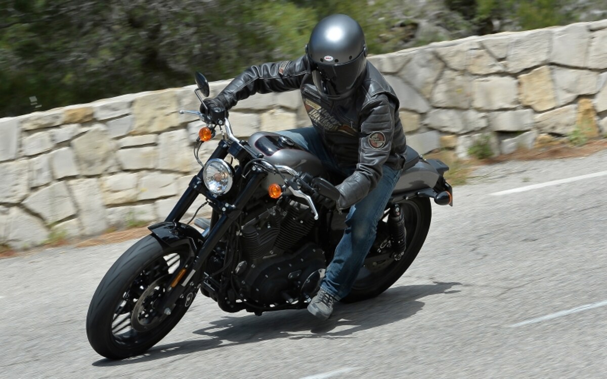 求められるのは、バイク免許を持っている人なら誰もが学んだことがある基本的な操作術。ロードスターはその重要性を思い起こさせてくれる万人向けバイクだ