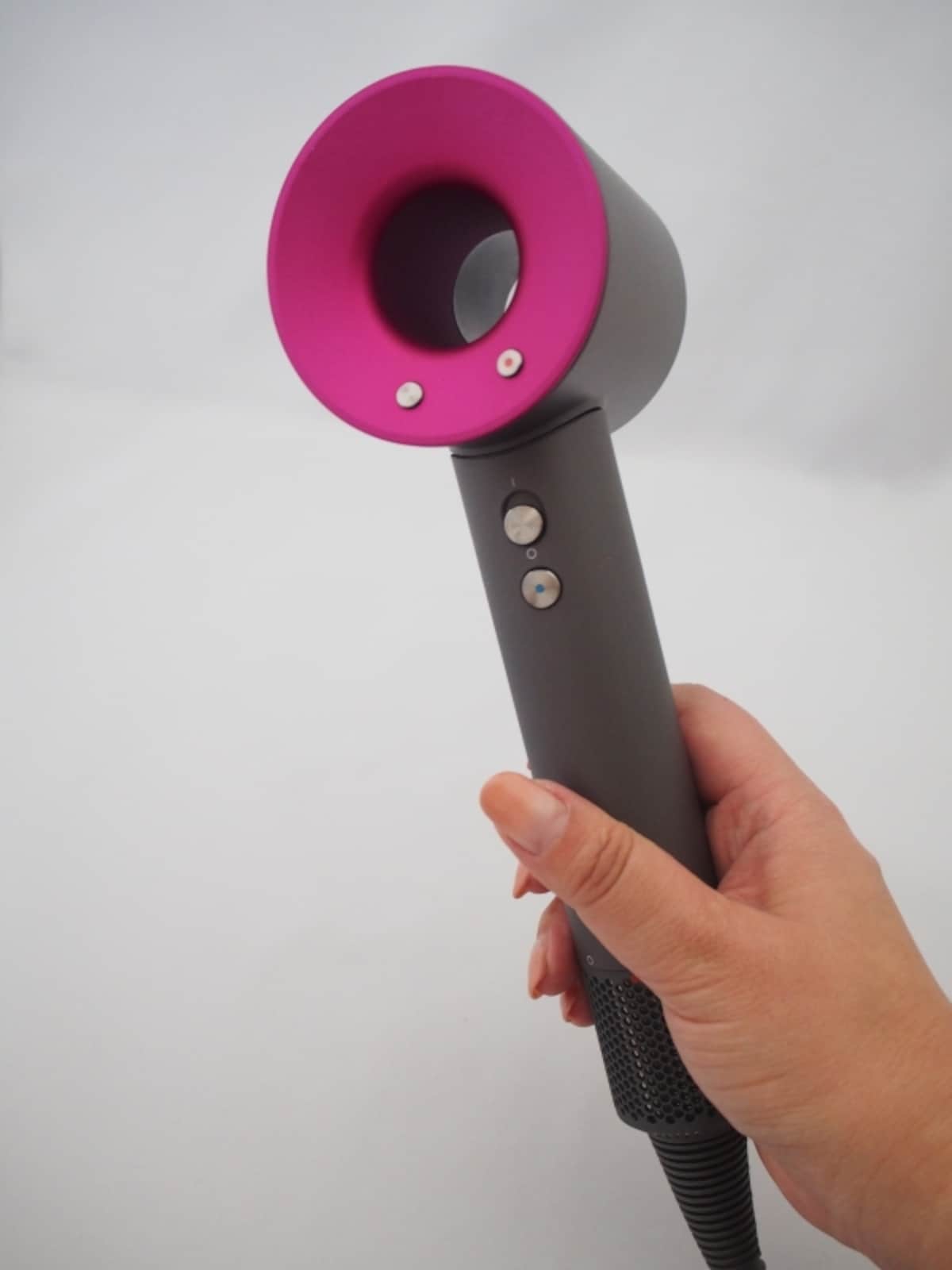 まるで「羽根のない扇風機」?　ダイソンが初投入したドライヤーは、やはりダイソンっぽいフォルムが魅力