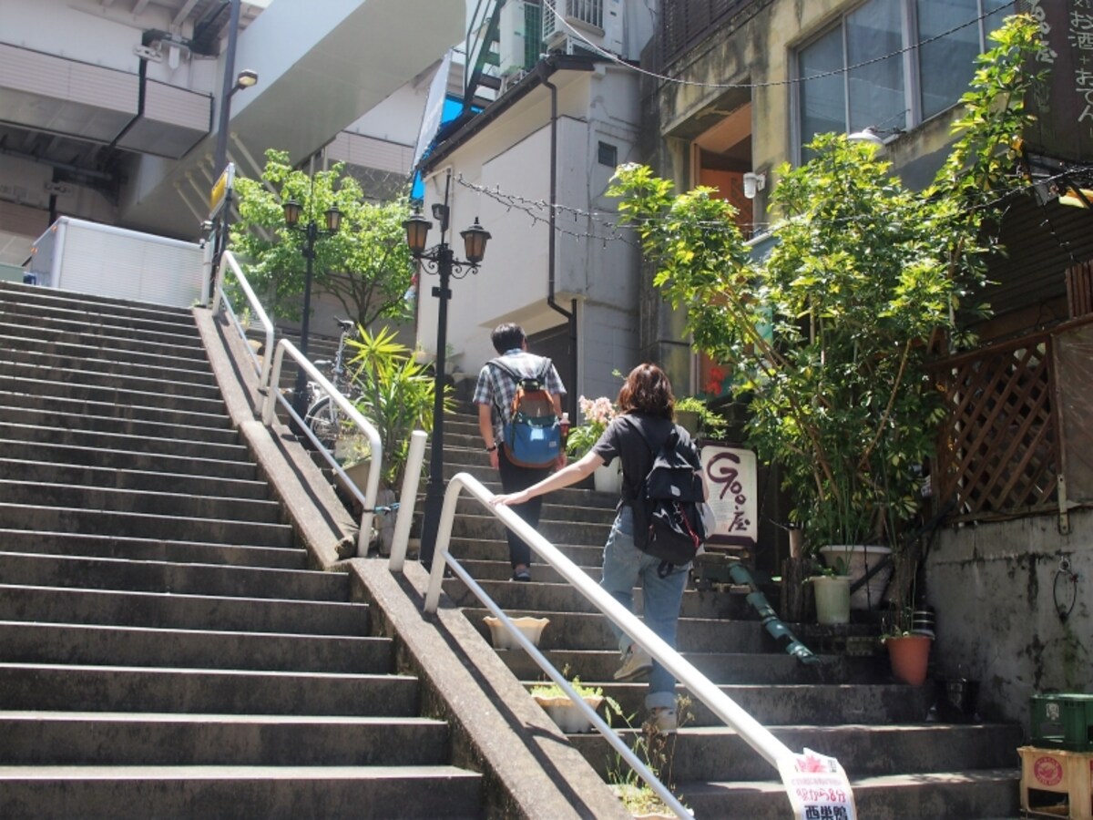 階段の上には都営三田線の新板橋駅がある