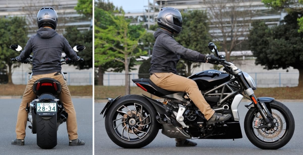 身長174センチのライダーによる足つきチェック。ステップ位置がフォワードコントロールなので、足を突き出したポジションになるのが特徴的