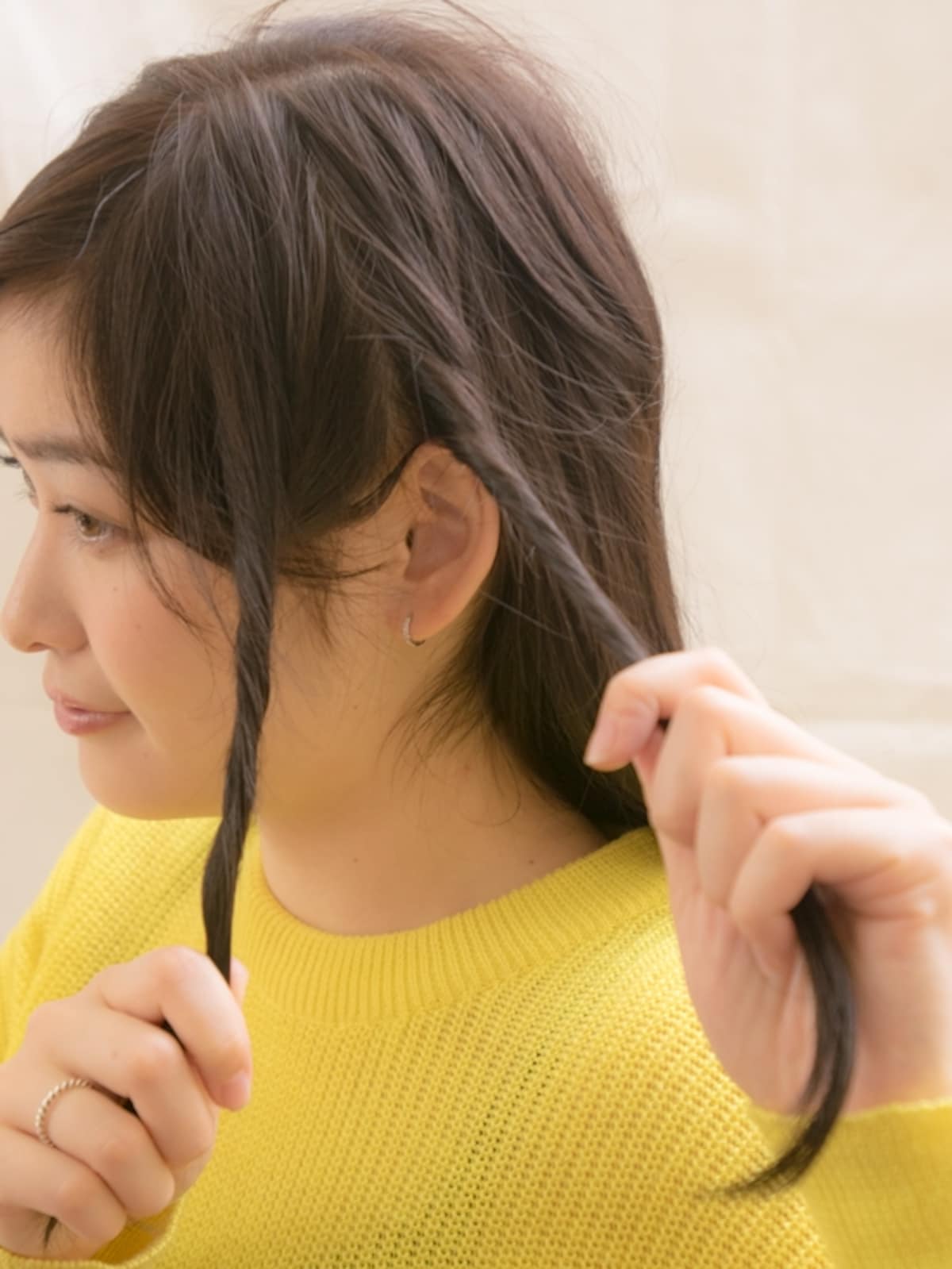 後ろ側の毛束は、手前の毛束の上を通してクロスさせる