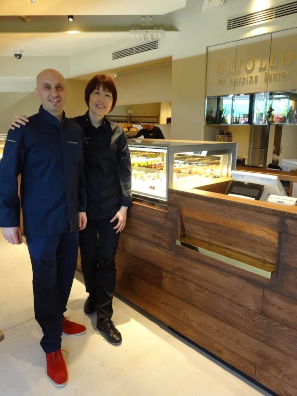 「クリオロ」のサントス・アントワーヌシェフと、店長であるマダムの愛さん