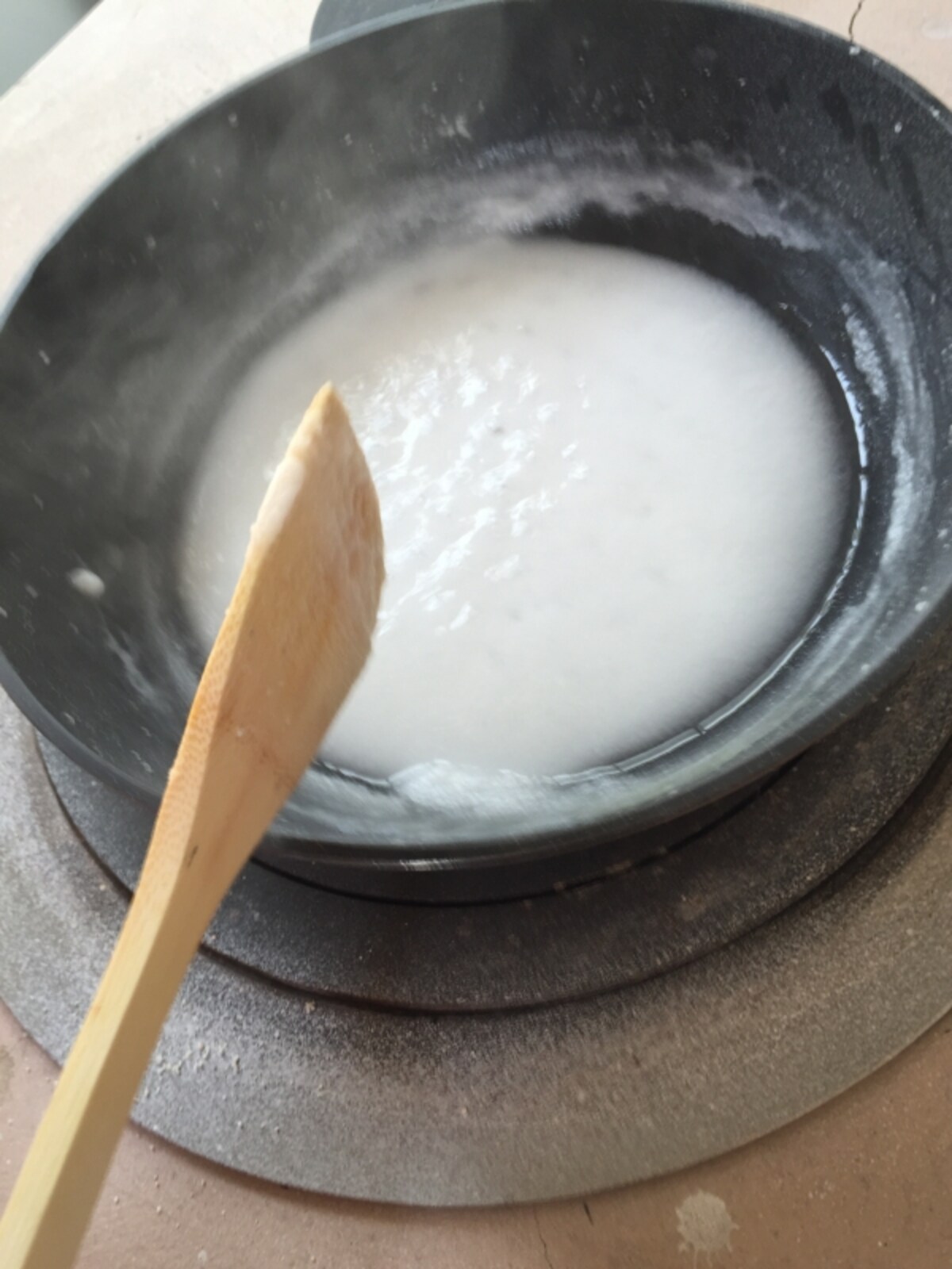 海水を煮詰めていきます。自分で作った塩の味は格別！
