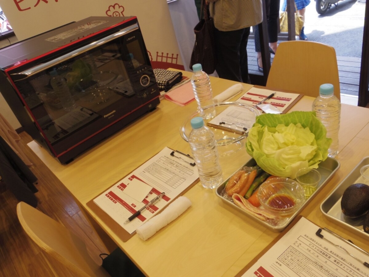 ビストロと本日の食材が置かれたテーブル。果たして自分にこれが扱えるのか……。