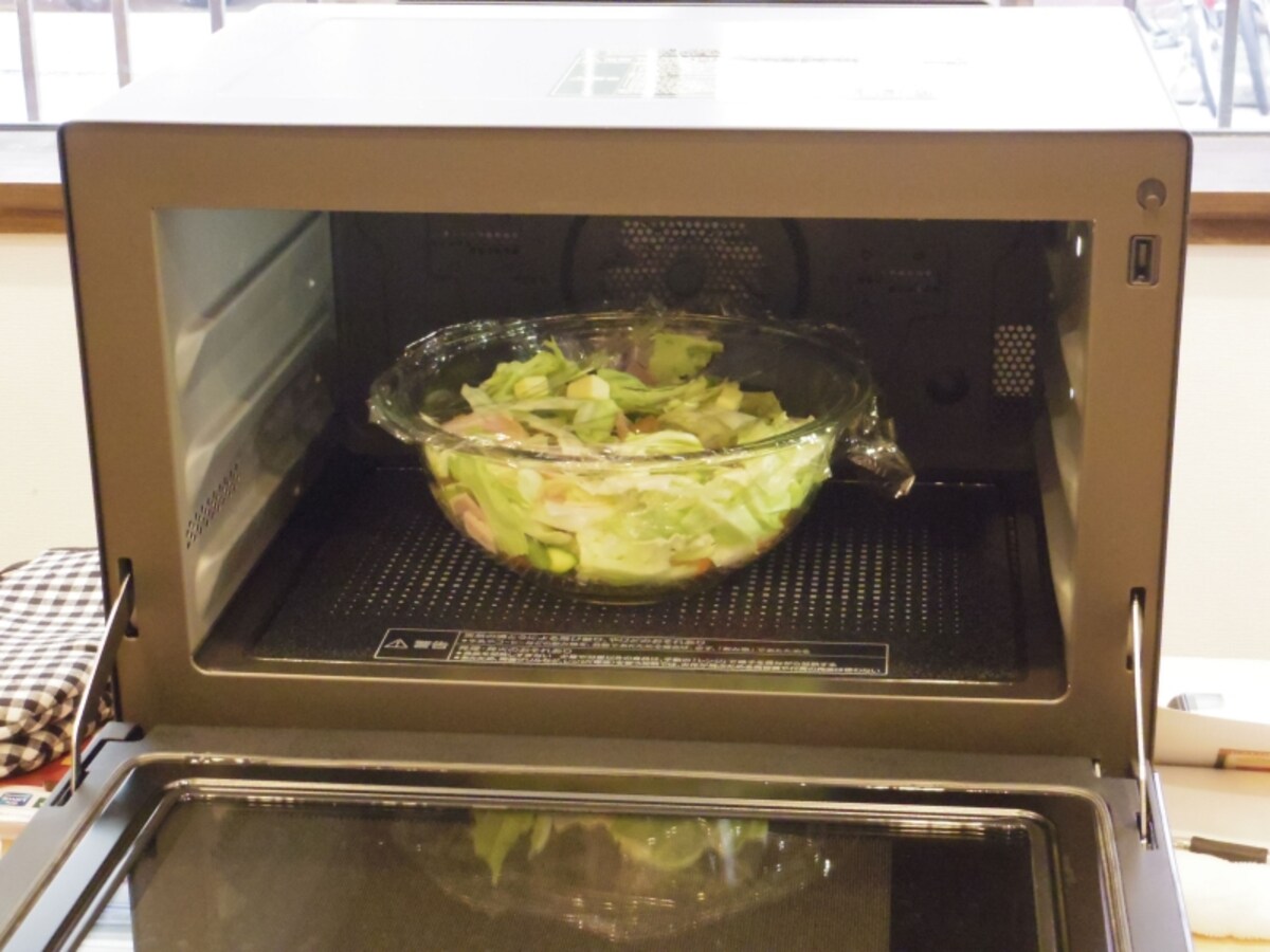 こんな具合に材料をボウルに入れて、あとは加熱するだけ。味付けは最後に行い、少し置くと完成！　下ごしらえも含めて、30分もかからずに煮物ができてしまうのだ。