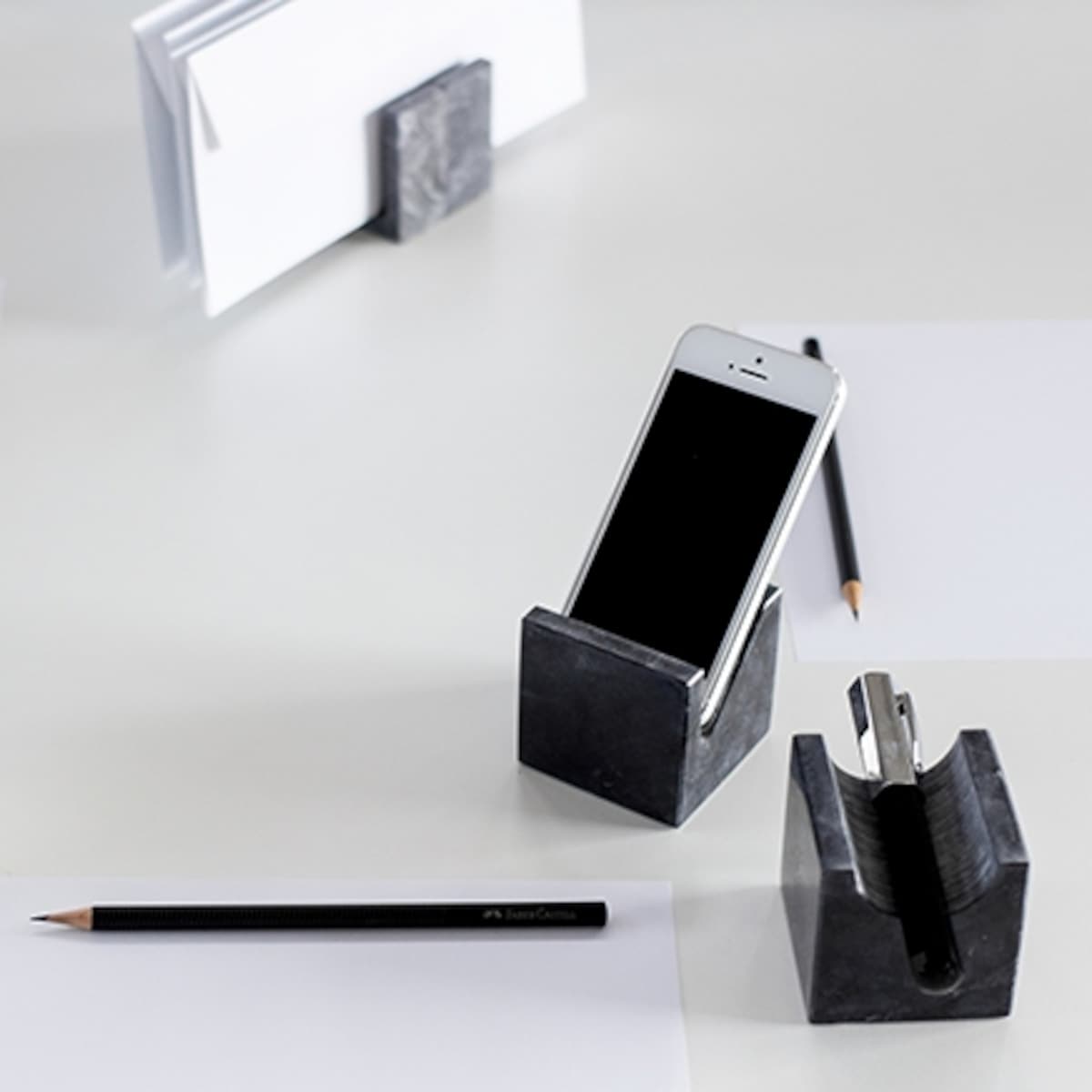 価格：43200円（税込）＊3個セット／　サイズ：W60 D60 H60（mm）／素材：大理石／写真提供：リビング・モティーフ