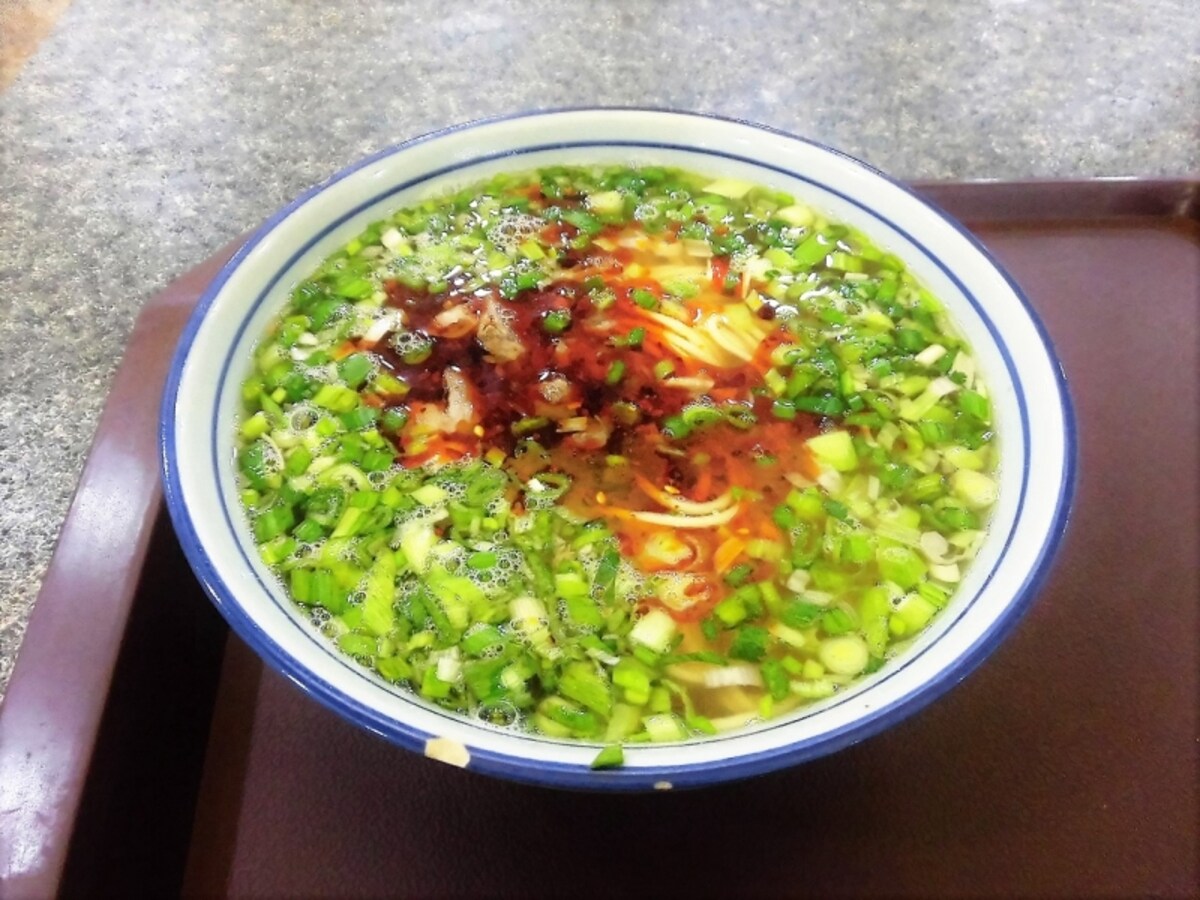 蘭州名物“牛肉ラーメン”は市内のいたるところで食べられる。一杯100円ほど。
