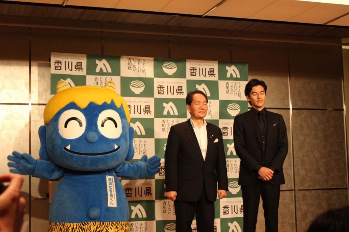 香川県2016 プロモーションプレス発表会の様子。右から要潤さん、浜田知事、親切な青鬼くん