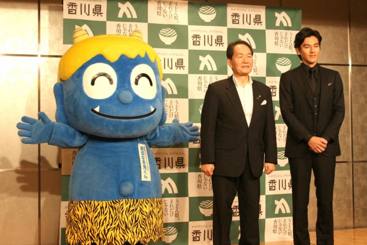 香川県2016 プロモーションプレス発表会の様子。右から要潤さん、浜田知事、親切な青鬼くん