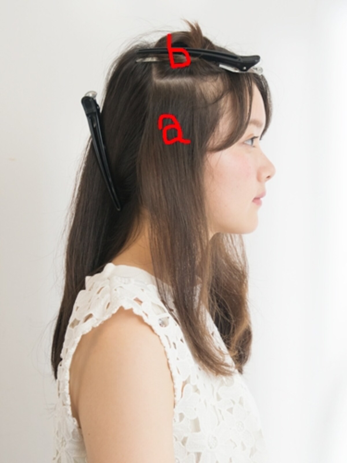 こめかみの上くらいが目安