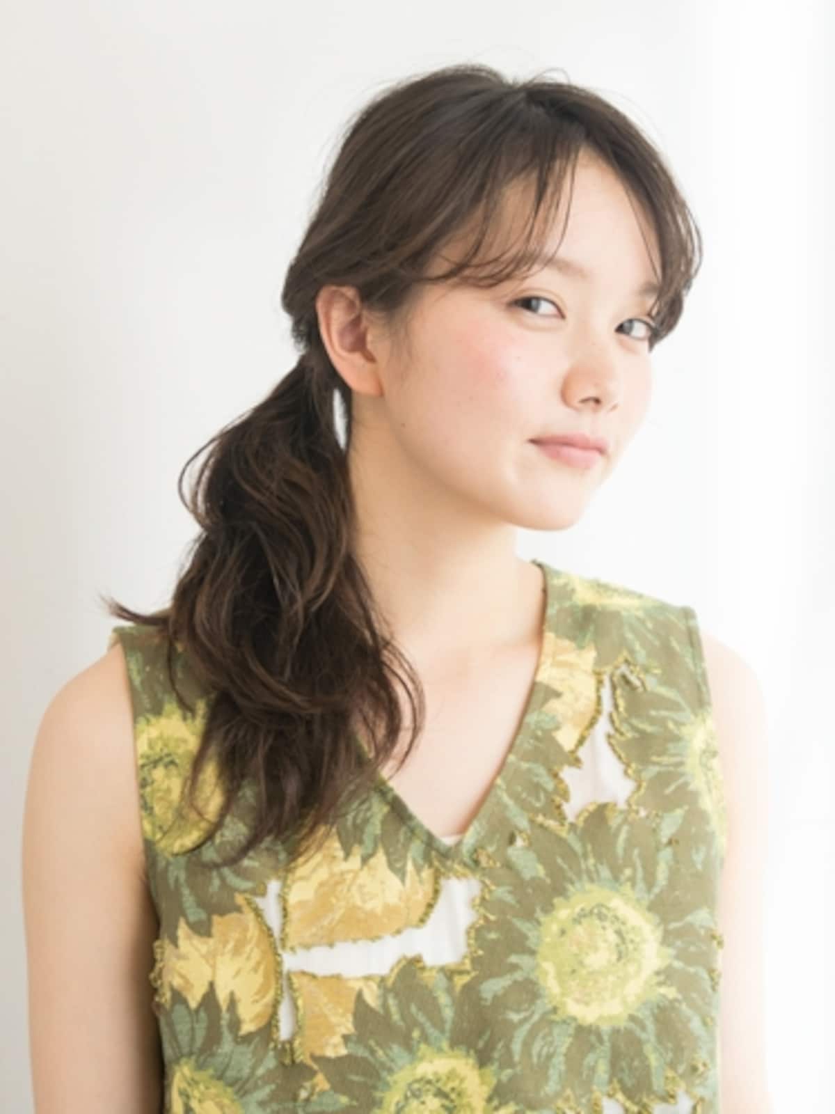 髪の毛でゴムの結び目を隠す方法！ひとつ結びを格上げヘアアレンジ