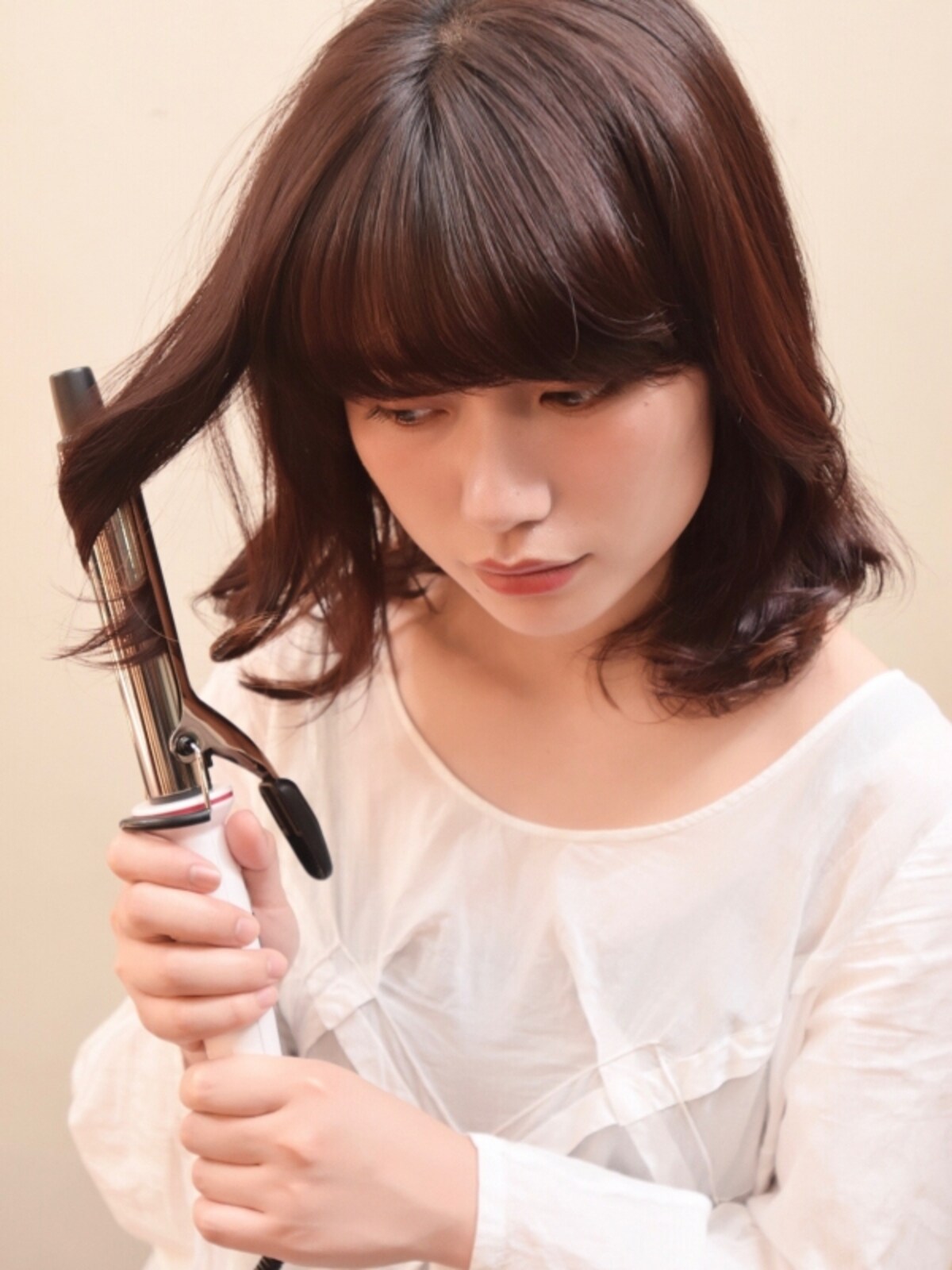 26ミリのヘアアイロンで毛先から巻く
