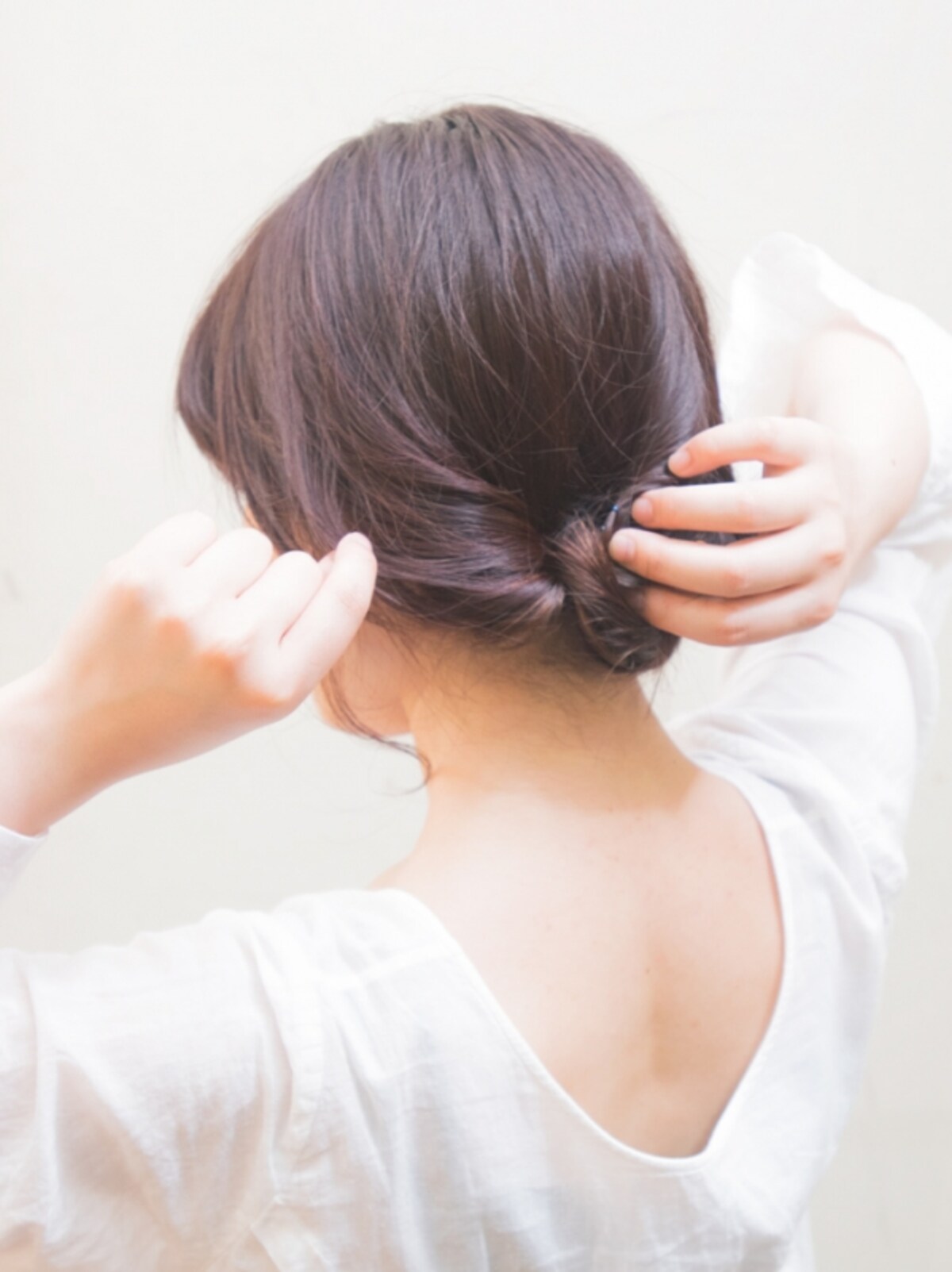 片方の手でピンを止めた部分を支える