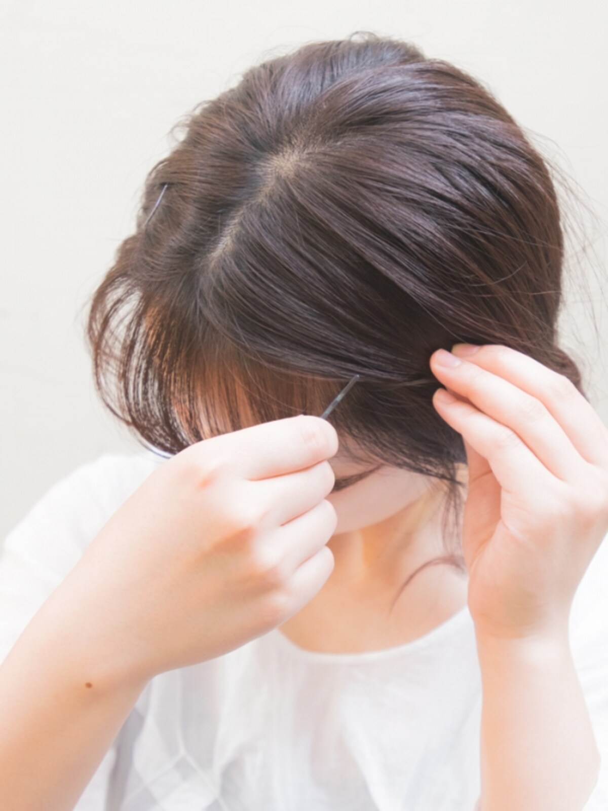 帽子で隠れる位置にピンを留める