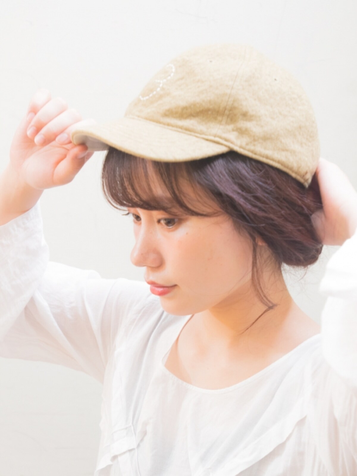前髪が潰れないようにやや浅めにかぶる